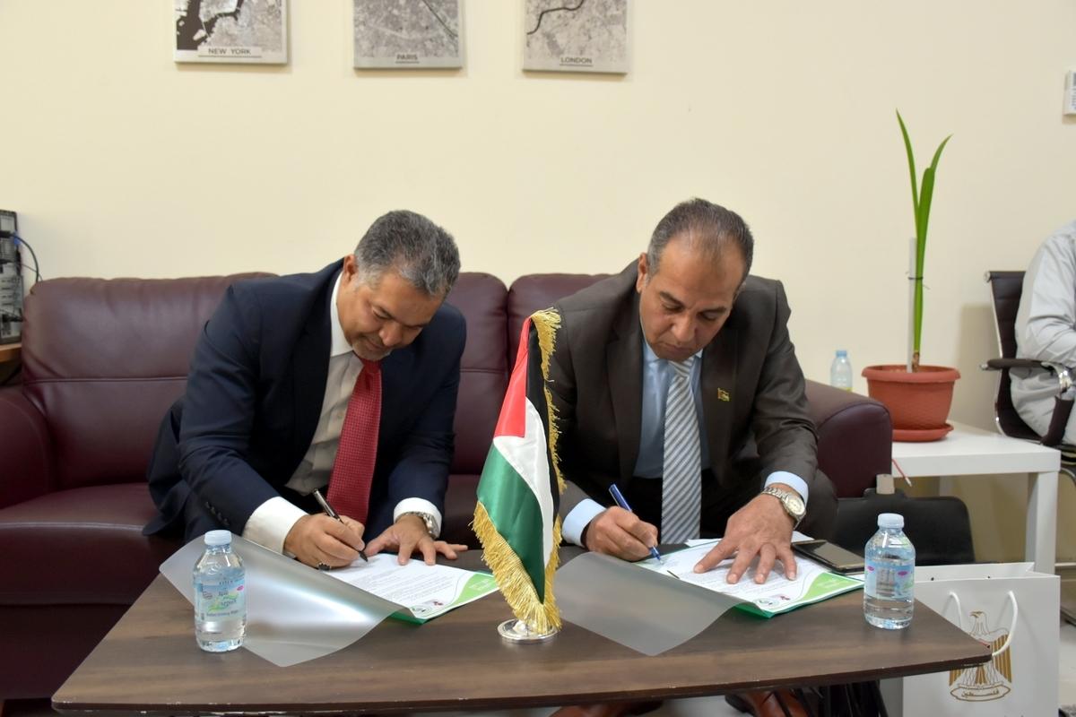 جانب من توقيع الاتفاقية