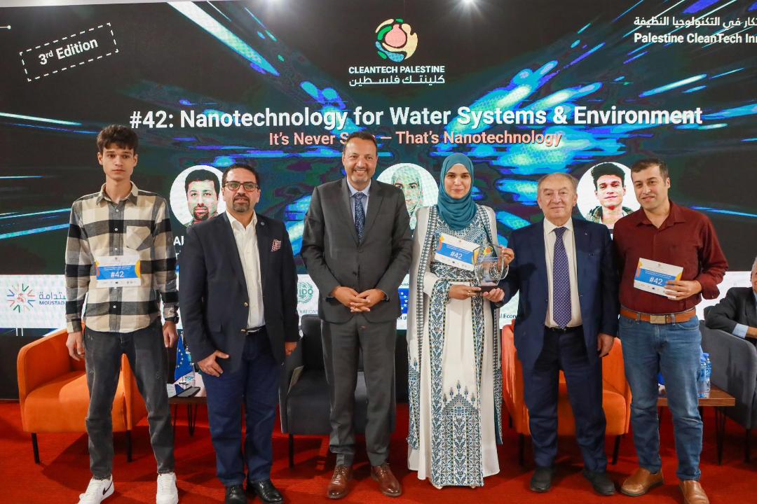 تتويج الشركة الفائزة بالمركز الأول في المسابقة