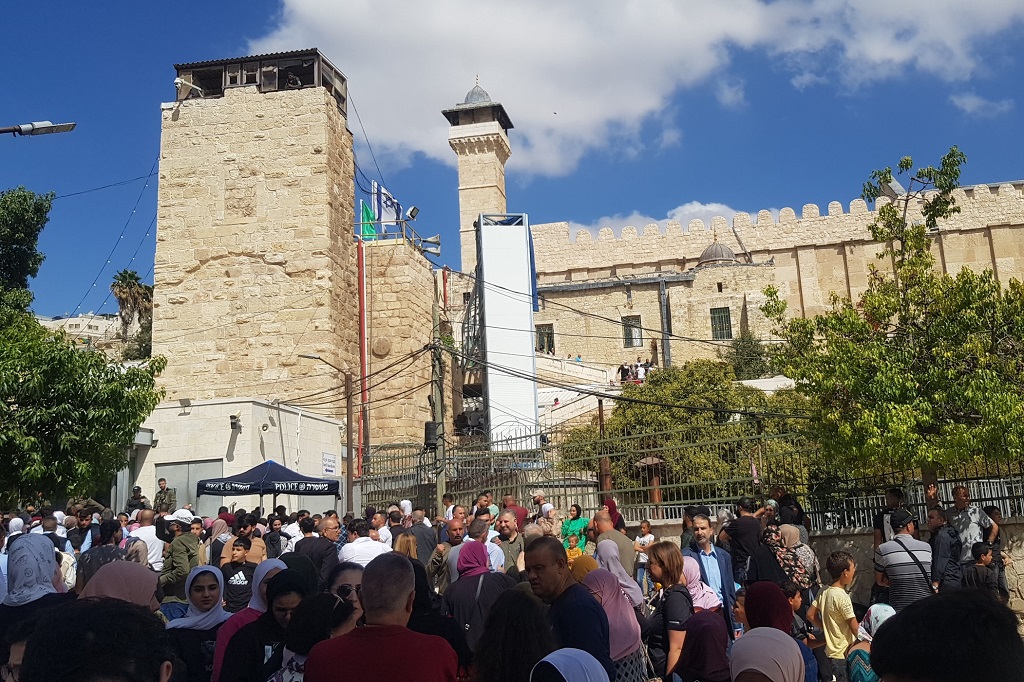 آلاف المواطنين يتوافدون للحرم الإبراهيمي في الخليل (تصوير: جويد التميمي/وفا) 