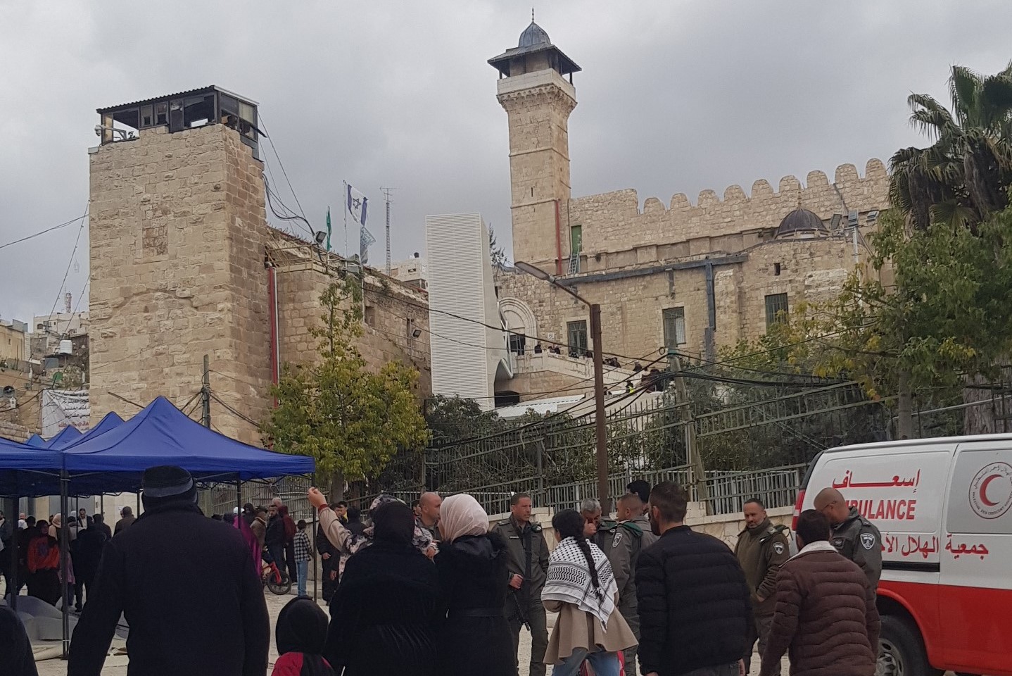 مواطنين يؤمون الحرم الإبراهيمي الشريف في الخليل، في الجمعة الثانية من شهر رمضان المبارك (تصوير: جويد التميمي/وفا)