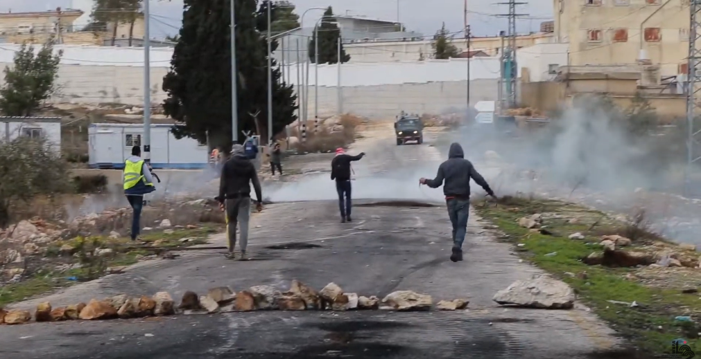 مواجهات مع الاحتلال شمال مدينة البيرة مواجهات مع الاحتلال شمال مدينة البيرة