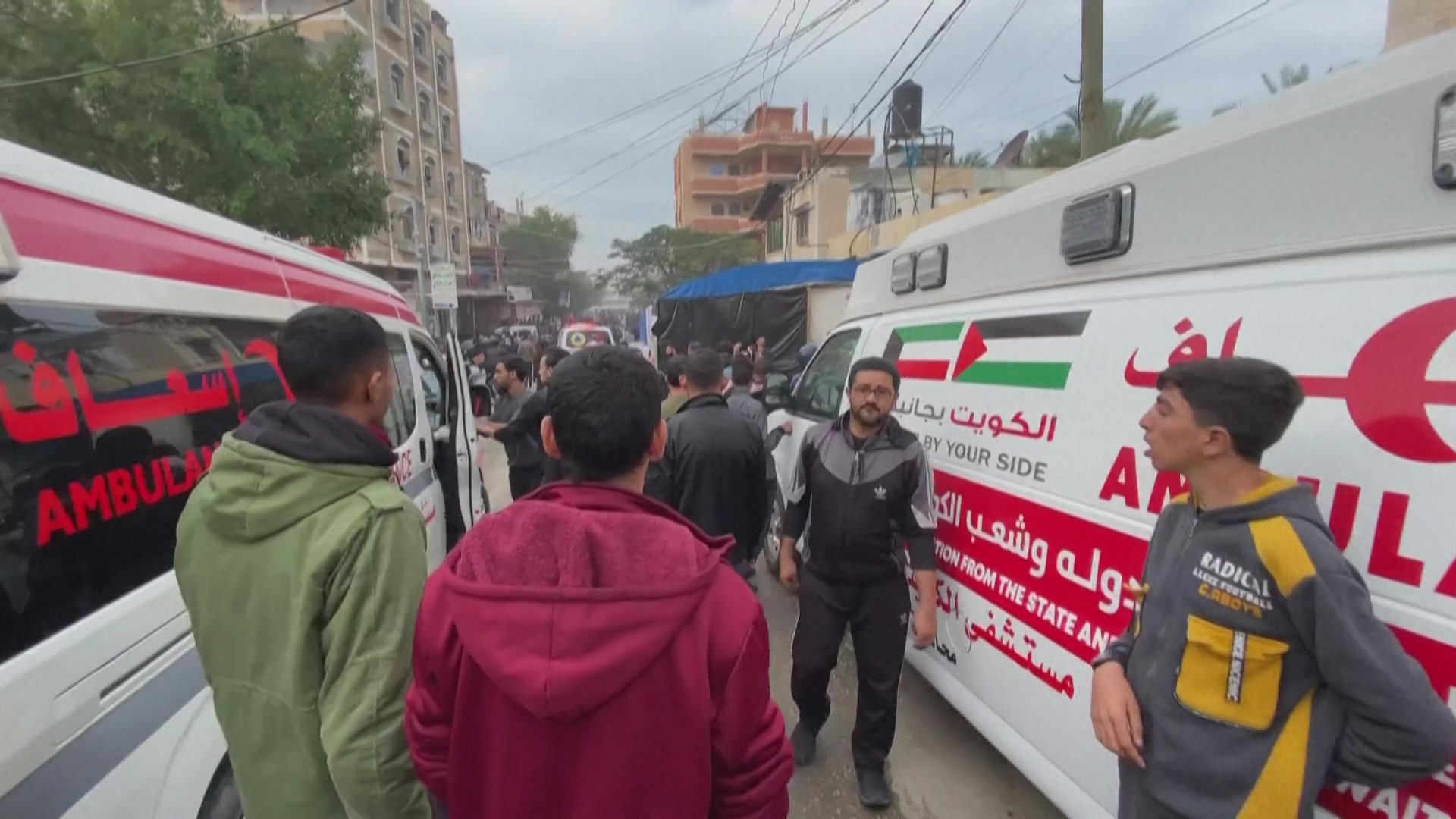 سبارات إسعاف تنقل جرحى في رفح سبارات إسعاف تنقل جرحى في رفح
