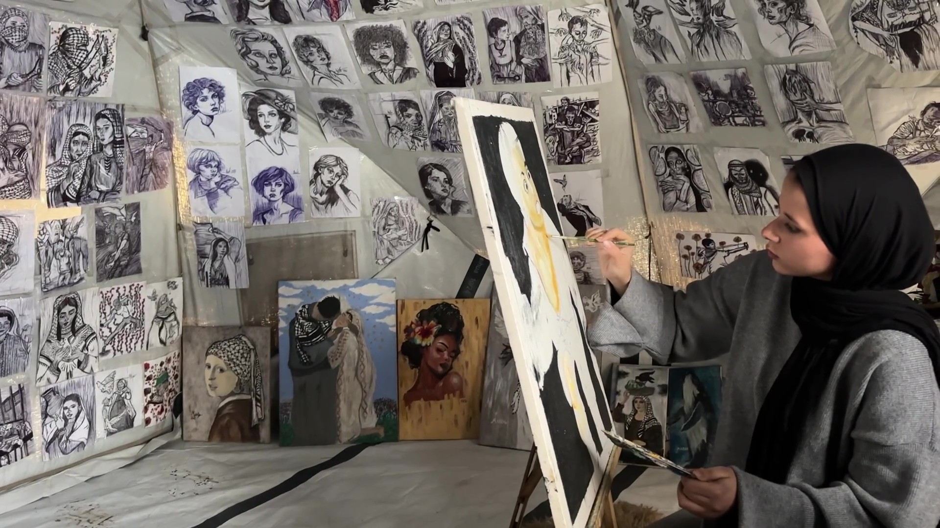 مرح الزعانين ترسم لوحات فنية في خيمة نزوحها بغزة