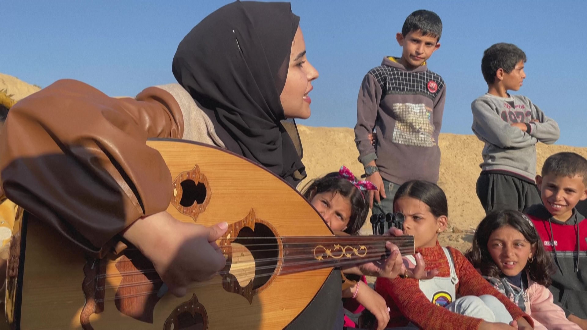 رؤيا حسونة تعزف للأطفال في رفح