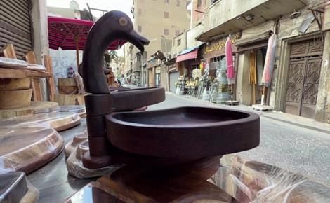 مصري يحافظ على التقاليد العائلية لمهنة النجارة 